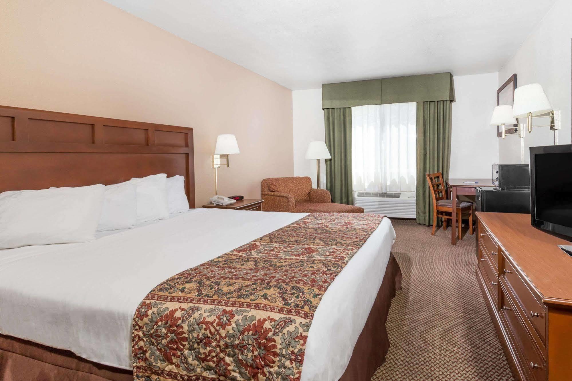 Baymont By Wyndham Yreka Hotel Buitenkant foto